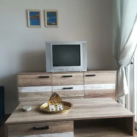 Felicity Paralimni